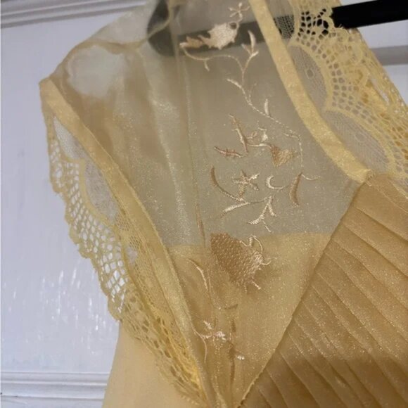 Torrid/Disney Princess Beauty And The Beast Belle Ball Gown - Picture 9 of 14